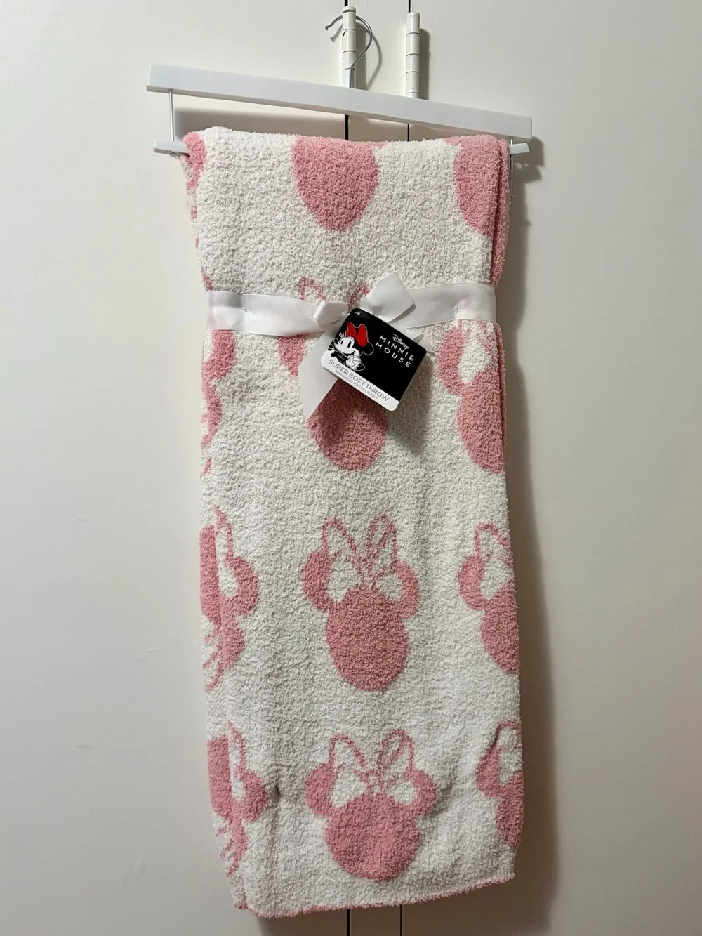 Disney Pink and White Minnie Mouse Super Soft Throw